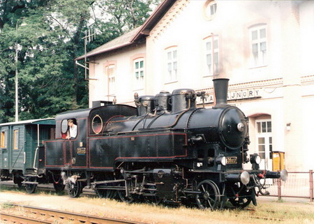  Parný rušeň 331.037 v žst.Vajnory. Pohľad zprava zpredu, za rušňom priečelie výpravnej budovy. Foto: M. Entner, 1998. 178 x 126, COLOR 
