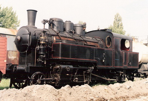  Parný rušeň 331.037 v starom RD Bratislava východ. Pohľad zľava zpredu. Vpredu rozkopaný kanál na vodovodné potrubie. Foto: M. Entner, 1998. 178 x 126, COLOR 