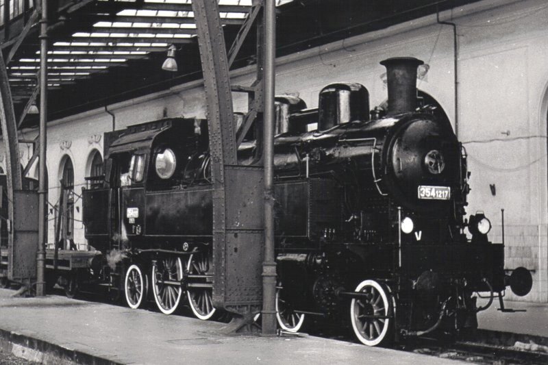 Parný rušeň 354.1217 + Nsk + D pri prvom peróne žst. Praha hl. Pohľad zprava zpredu. Foto: P. Lášek, leto 1987. 180 x 130 