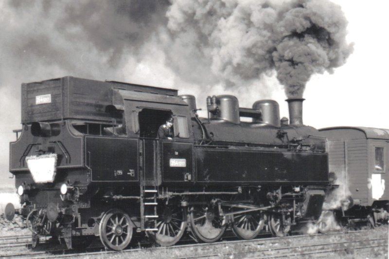  Parný rušeň 354.1217 ozdobený tabuľou s nápisom 75 + D. Pohľad zprava zozadu. Foto: P. Dočkal, cca 1990. 130 x 90 