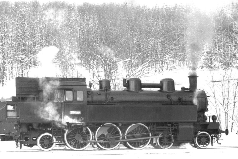  Parný rušeň 354.1217 v Křižanoch. Pohľad zprava. Anon., 2.3.1988. 180 x 125 