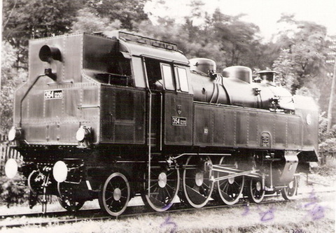  Parný rušeň 354.1220 SŽ, pohľad zprava zozadu. Anon., cca 1942. 148 x 113 