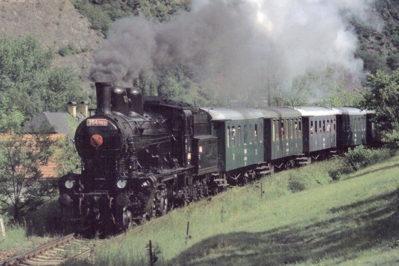  Parný rušeň 354.7152 so súpravou vozňov Ci pri žst. Vrané n. Vltavou. Pohľad ľava zpredu. Anon., 31.5.1997. 148 x 105, COLOR. Pohľadnica 