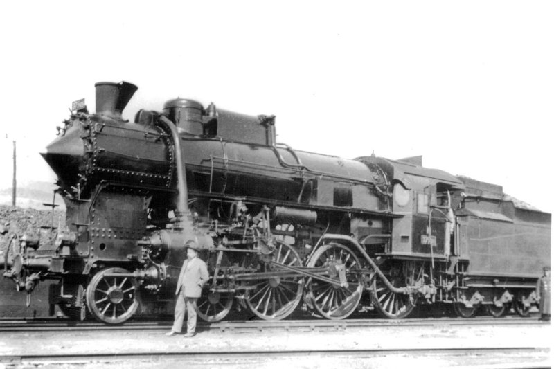  Parný rušeň 375.105 ČSD pri uholnej skládke. Pohľad zľava zpredu. Pri parnom stroji stojí muž v civile. Anon., cca 1930. 143 x 92 