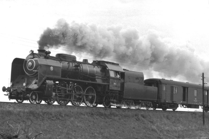  Parný rušeň 387.043 + Da. Pohľad zľava zpredu. Vpravo telegrafná tyč. Foto: Z. Bauer, cca 1985. 175 x 123 