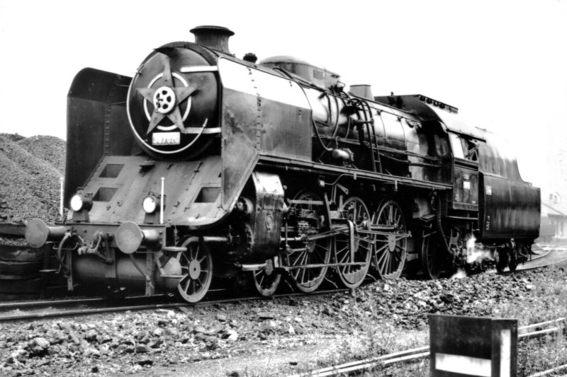 Parný rušeň 387.026 pri uholnej skládke. Pohľad zľava zpredu. Foto: P. Vančura, cca 1965. 144 x 100. Pohľadnica Pressfoto Praha 