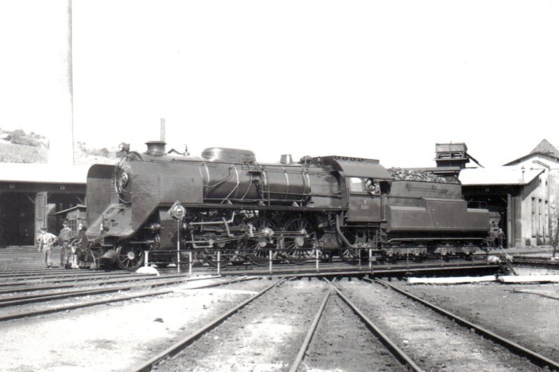  Parný rušeň 387.025 SŽ na točni v depe Bratislava hl. Pohľad zľava zpredu. Foto: Kevický, cca 1940. 120 x 90 