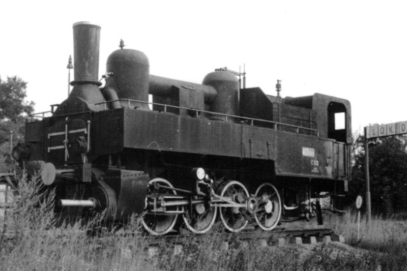  Parný rušeň 403.303 na pomníku v depe Nymburk. Pohľad zľava zpredu. Foto: J. Kubáček., cca 1972. 120 x 85 