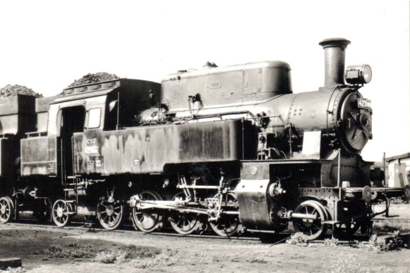 Parný rušeň 423.0110, pohľad zprava zpredu. Foto: P. Vančura, cca 1970. 144 x 100. Pohľadnica Pressfoto Praha 