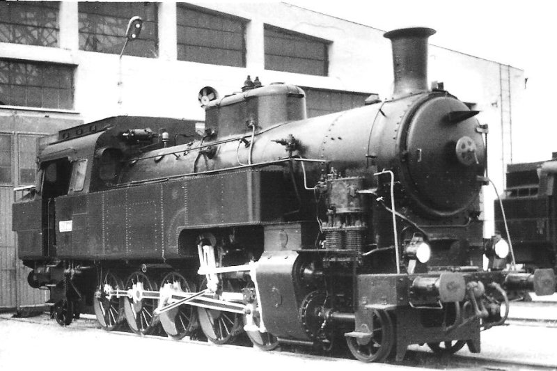  Parný rušeň 524.184 v Chomutove pred halou (depa ?). Pohľad zprava zpredu. Anon., 6.6.1982., 122 x 83 