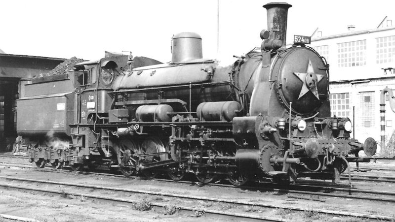  Parný rušeň 524.0111. Vzadu hala depa, vpravo vodný žeriav. Osvetľ. stožiar. Foto: P. Vančura, cca 1965. 144 x 102. Pohľadnica Pressfoto Praha 