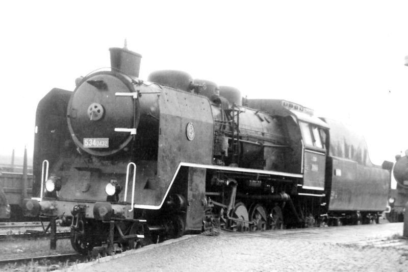  Parný rušeň 534.0432 v žst. Klatovy. Pohľad zľava zpredu. Anon., 23.9.1986. 148 x 104 