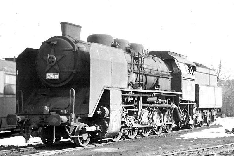  Parný rušeň 534.0311 v depe Nové Zámky. Pohľad zľava zpredu. Rozbité okno na kabíe. Foto: J. Caska, 21.1.1978. 174 x 120 