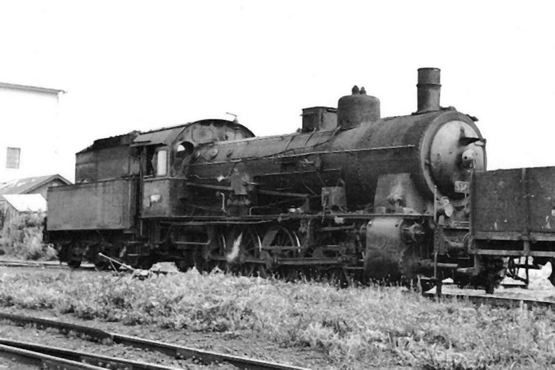 Parný rušeň 534.111 pri hranici depa T. Teplá. Pohľad zprava zpredu. Vzadu vľavo kraj vodárne depa. Foto: M. Petr, 15.9.1970. 148 x 104. Pohľadnica. 