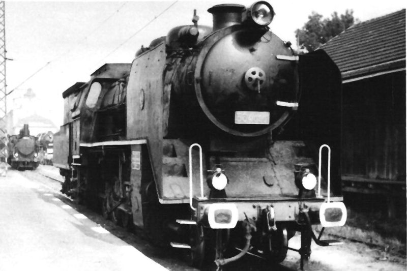  Parný rušeň 534.0301 v žst. Nymburk. Pohľad zprava zpredu. Vzadu 414.404 a ďalšie vystavené parné rušne. Anon., 17.9.1982. 122 x 84 