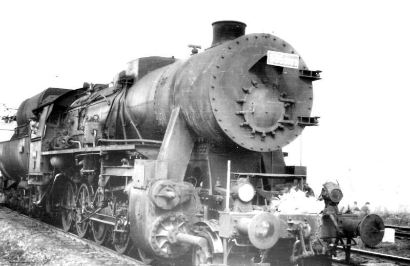  Parný rušeň 555.3093 + jednosyst. el. rušeň v Prahe Strašniciach. Pohľad zprava zpredu. Anon., 11.1970. 177 x 118 