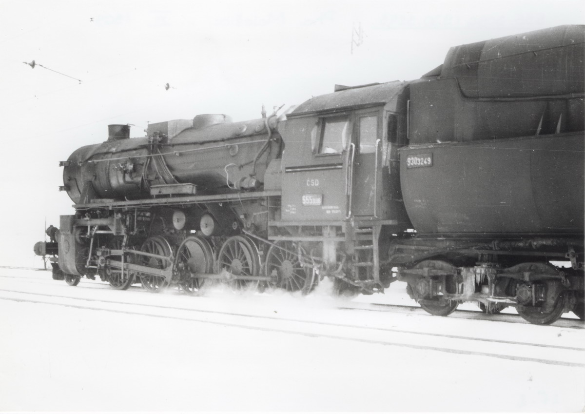  Parný rušeň 555.3096/930.3249 (tender nevidno celý) v Prahe Malešiciach. Pohľad zľava zozadu. Anon., 12.1969. 178 x 126 