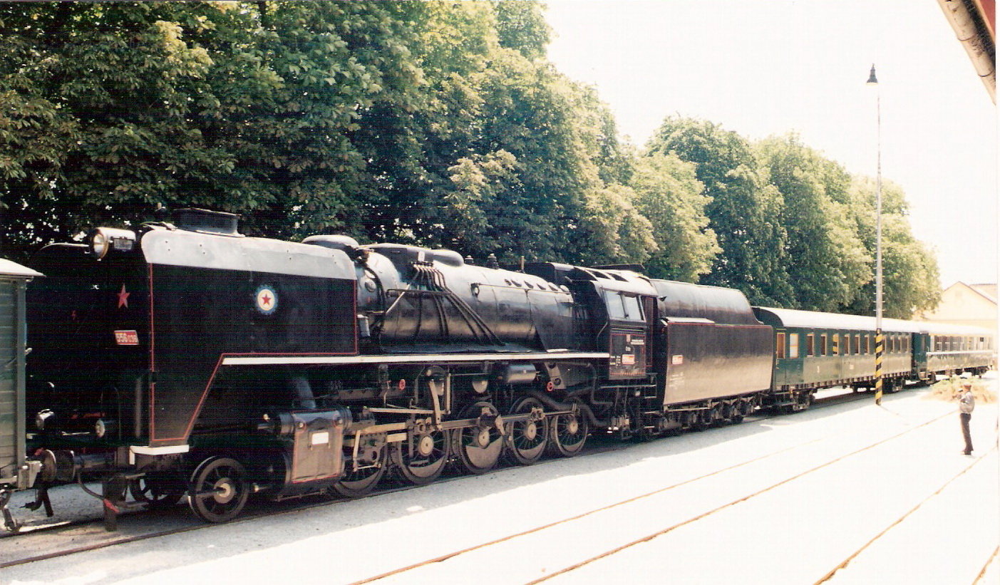  Parný rušeň 556.036 + Ca + Aa v koľajišti bratislavského Múzea dopravy. Pohľad zľava zpredu. Foto: M. Entner, leto 1999. 178 x 126, COLOR 