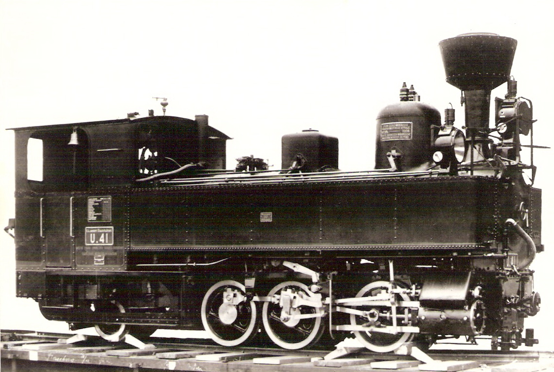  Úzkorozch. parný rušeň U 41 KKStB, neskôr U 37.006. Pohľad zprava zpredu. Anon., 1908. 148 x 100. Pohľadnica Pressfoto Praha. 