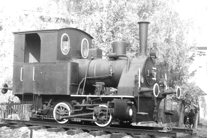  Parný rušeň dvojnápr. Orenstein a Koppel 1913 na pomníku v žst. Brandýs n. Labem. Pohľad zprava zpredu. Anon., 28.10.1989. 147 x 107 