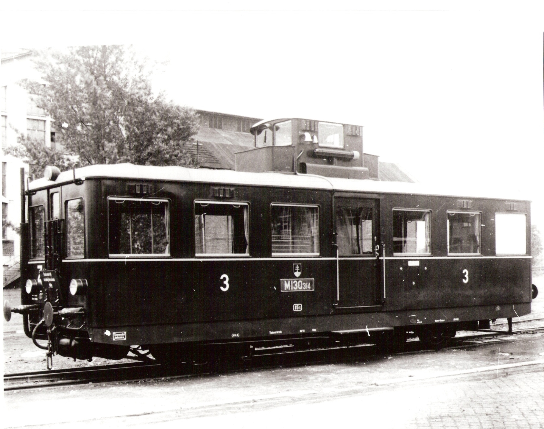  Motorový vozeň M 130.314 SŽ. Pohľad predobočný. Anon., cca 1940. 238 x 173. Zbierka J. Polák, Ostrava-Zábřeh. 