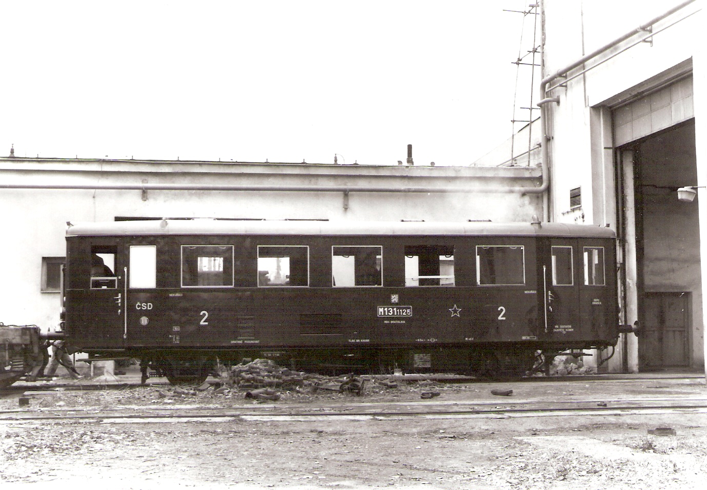  Motorový vozeň M 131.1125 pred halou v depe Haniska pri Košiciach. Pohľad zboku. Foto: J. Kubáček, cca 1997. 177 x 127 