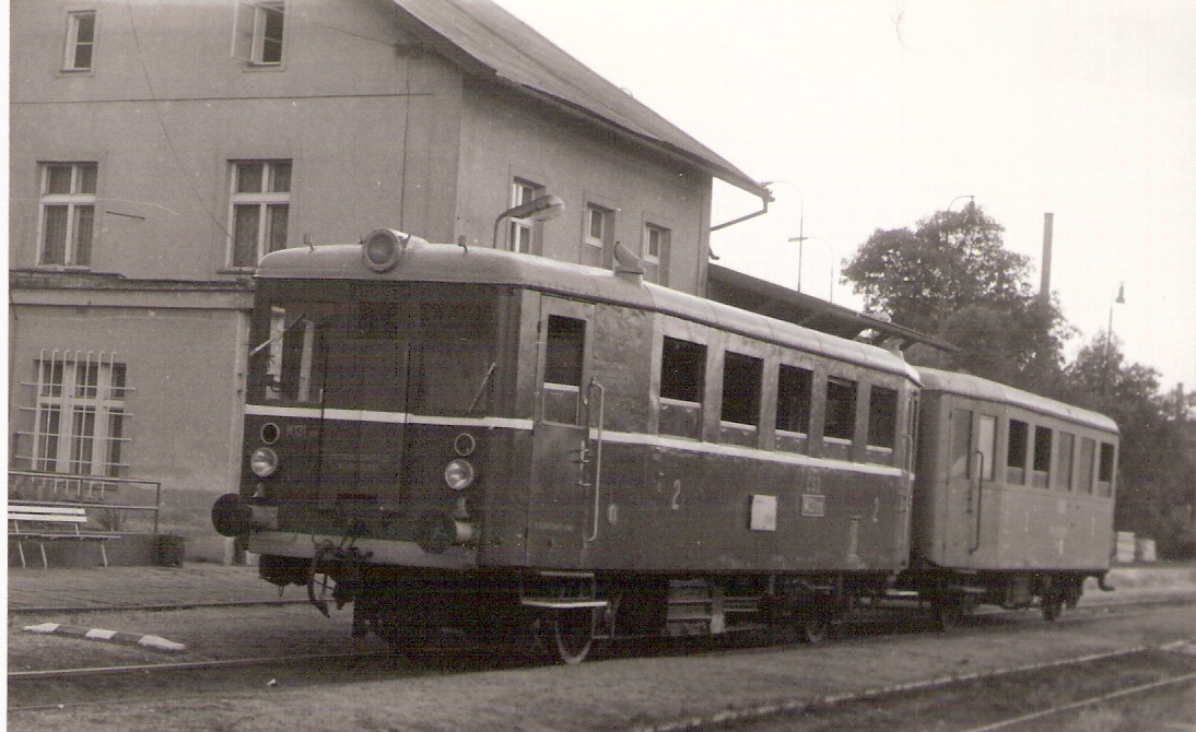  Motorový vozeň M 131.1515 + Blm v žst Kouřim. Vzadu výpravná budova. Anon., 12.8.1990. 137 x 90 