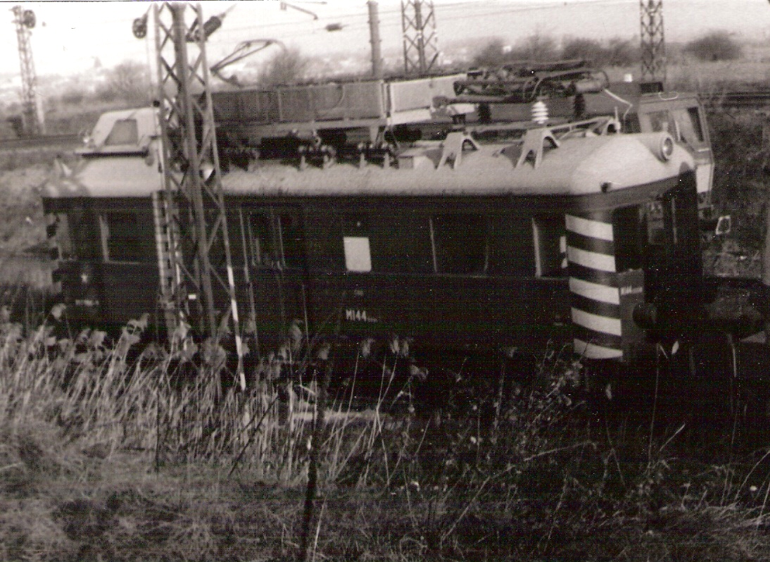  Prehliadkový motorový vozeň OTV M 144.006 v Kutnej Hore. Pohľad predobočný. Vzadu rušeň 363 (?). Anon., 28.2.1990. 145 x 105 