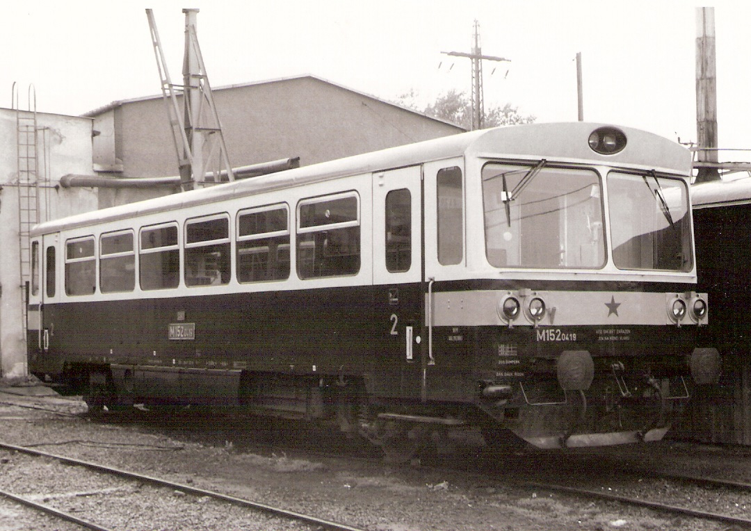  Motorový vozeň M 152.0419 v depe Valašské Meziříčí. Pohľad predobočný. Vzadu hala depa. Foto: J. Adolf, 3.6.1987. 140 x 110 