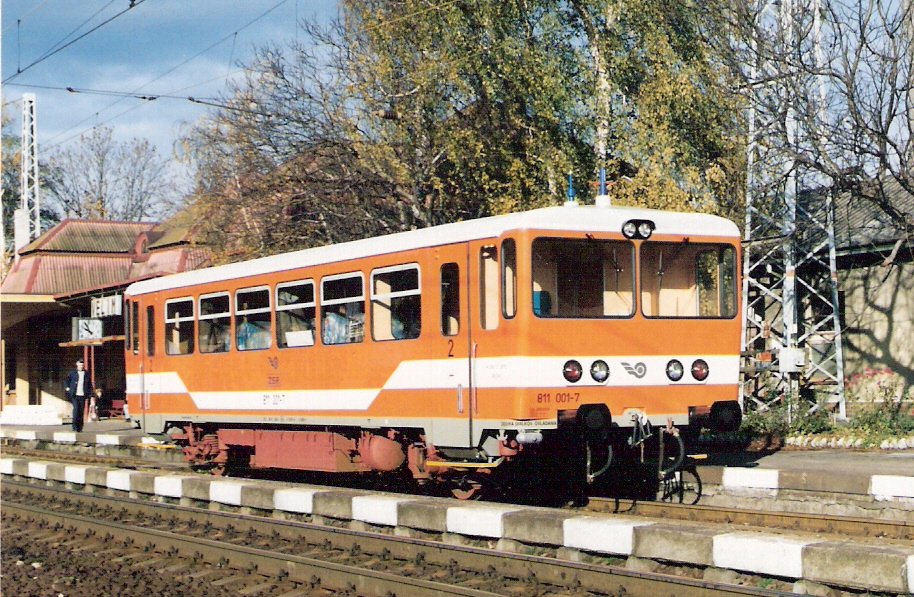  Motorový vozeň 811 001-7 v žst. Cerhenice pri nástupišti. Vľavo vzadu výpr. budova. Pohľad predobočný. Anon., cca 1997. 125 x 87, COLOR 