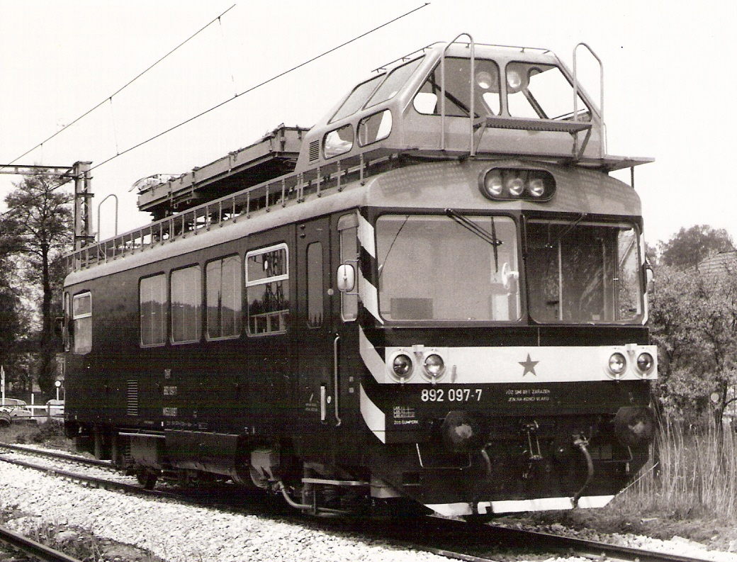  Prehliadkový motorový vozeň OTV M 153.0097 / 892.097-7 v žst. Letohrad. Pohľad predobočný. Vľavo vzadu brána na starej trakčn. podpere. Foto: J. Adolf, 11.5.1988. 142 x 100 