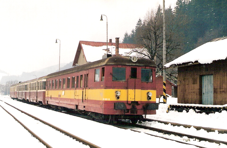  Motorový vozeň 830 180-5 + 2 Balm + 830 v žst. Makov. Pohľad predobočný. Vzadu výpravná budova, vpravo sklad. Osvetľovacie stožiare. Foto: R. Chalupa, 22.3.2000. 125 x 88, COLOR 