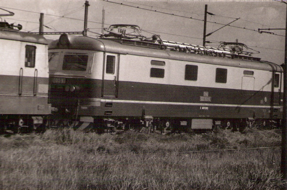  Elektrický rušeň 122 013-6 (E 469.2013) v depe Ústí nad Labem, medzi ďalšími rušňami podobných typov. Pohľad predobočný. Trolej. Foto: J. Česák, 24.9.1988. 148 x 105 
