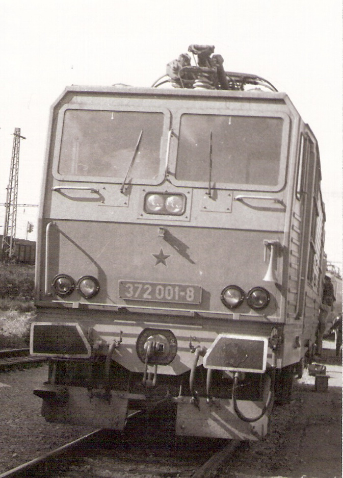  Elektrický rušeň 372 001-8 v depe Ústí nad Labem. Pohľad zpredu. Vľavo vzadu mrežové stožiare TV, návestidlá ZSSR a nákl. vozne. Foto: J. Česák, 24.9.1988. 90 x 130 