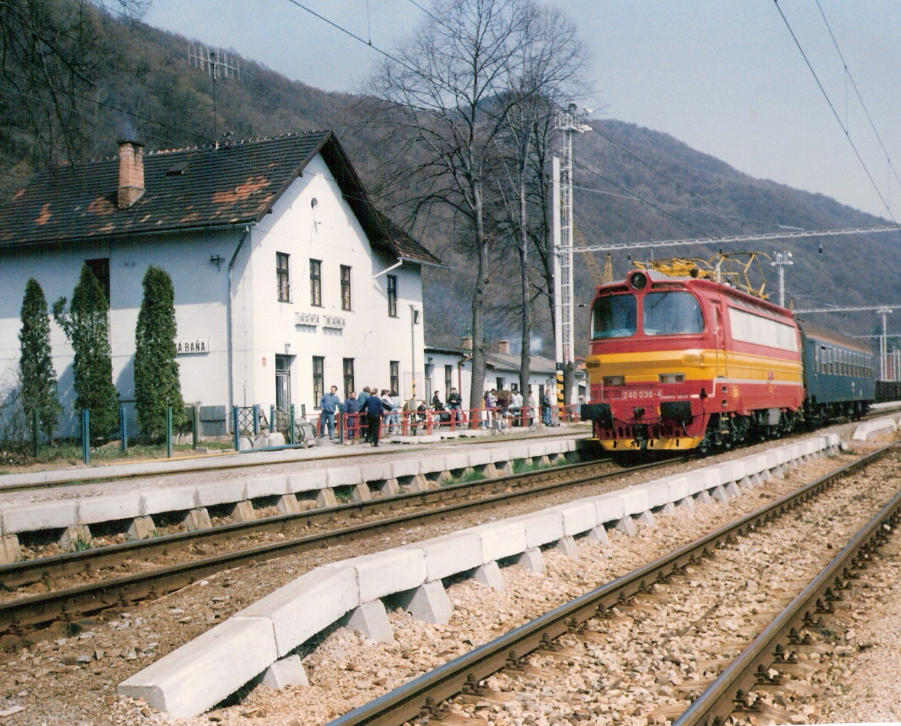  Nová Baňa-st.Vpr.el.rušeň 240 036-4 s jedným vozň. Aa, vľ. výpr. bud. trolej, osv. majáky, vz.hory. Text: Prvý vlak so závisl. trakc. po zap. TV Levice - Žiar nad Hronom. Foto: P. Broska, 16.4.1993. 225 x 163, COLOR 