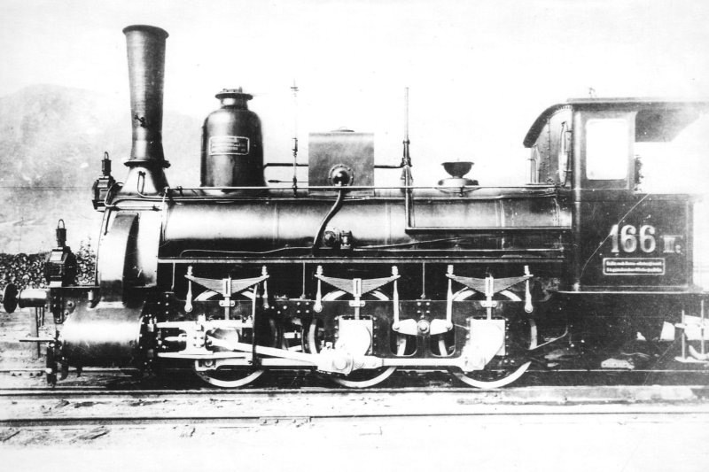  Parný rušeň IIIb3 - 166 KsOd (neskôr 313.623 ČSD) bez tendra. Pohľad zľava. Vzadu hory. Foto: Anon., cca 1892. Repro: K. Vaculovič. 178 x 125 