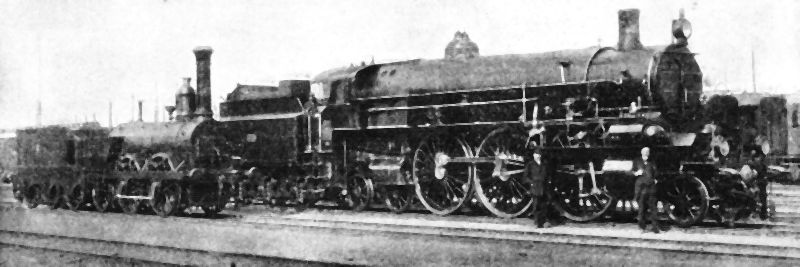  Parné rušne AJAX KFNB a 210.01 KKStB. Pohľad zprava zpredu. Foto: Anon., cca 1908. Repro: K. Vaculovič. 168 x 62 