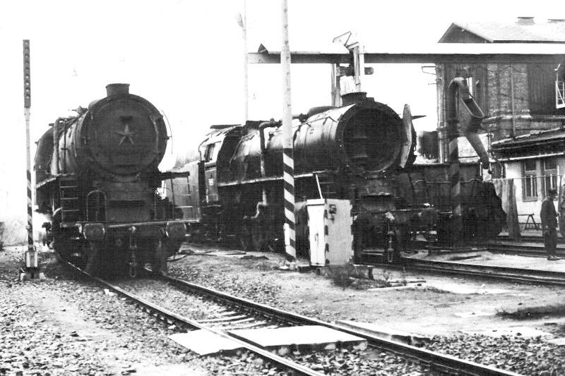  Vykurovacie kotly K 774 (556.0165/935.2151) a K 824 (556.0370/ 935.2366) v depe Havlíčkúv Brod. Vľavo návestidlo na skúšnie VZ, vpravo vodáreň, vodný a odpopolovací žeriav. Foto: M. Hájek, 1.2.1989. 179 x 130 