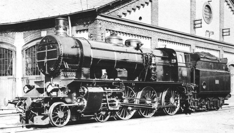  Parný rušeň 302.605 MÁV (predtým 109.104 SB) v depe Budapešť Sever. Pohľad zľava zpredu. Vzadu priečelie depa. Foto: B. Fialovits, cca 1935. Repro: K. Vaculovič. 192 x 108 
