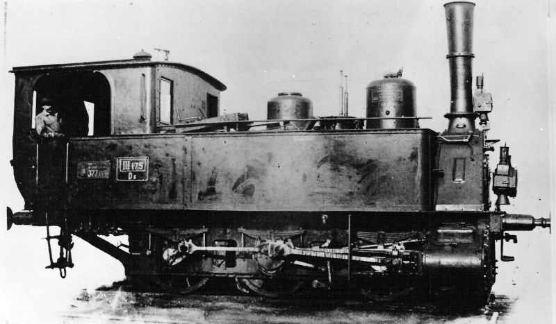  Parný rušeň 377.009 MÁV. Pohľad zprava. Foto: F. Szoge, cca 1912. Repro: K. Vaculovič. 162 x 96 