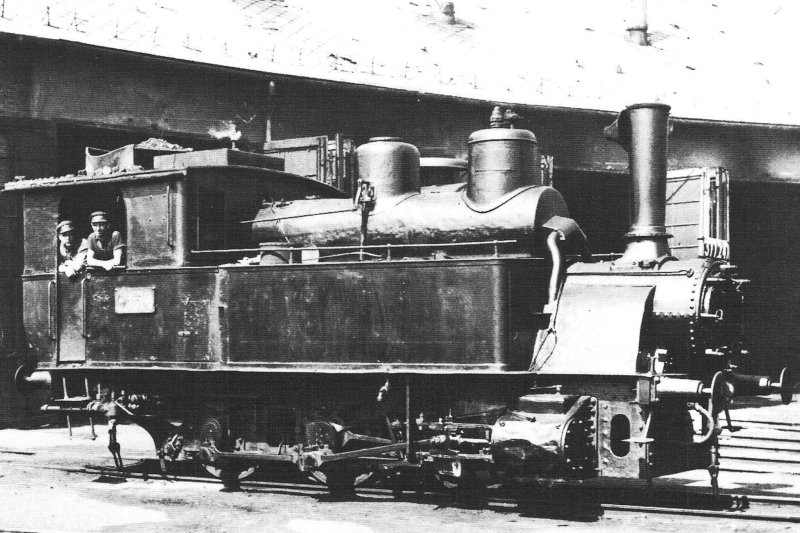  Parný rušeň 377.247 MÁV s kotlom Brotan v depe Miszkolc. Pohľad zprava zpredu. Vzadu priečelie rotundy. Foto: Froehlich, 1962. Repro: K. Vaculovič. 147 x 92 
