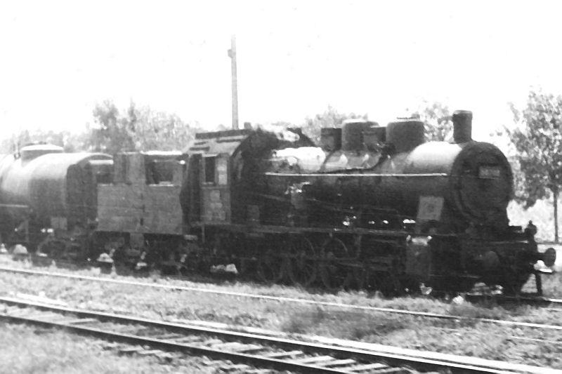  Parný rušeň 50 CFR s nákladným vlakom v stanici. Pohľad zprava zpredu. Foto: Anon., 1984. 124 x 85 