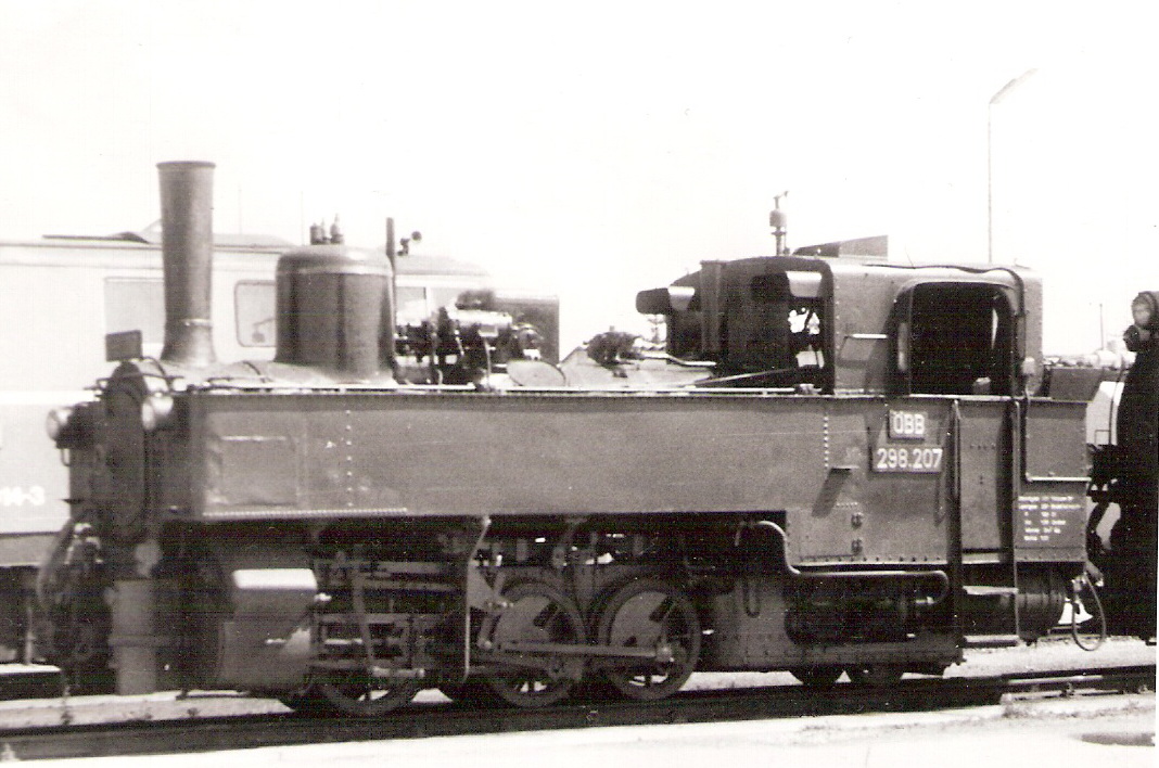  Úzkorozch. parný rušeň 298.207 OeBB v depe Gmuend. Pohľad zľava zpredu. Foto: J. Česák, 30.6.1980. 136 x 95 