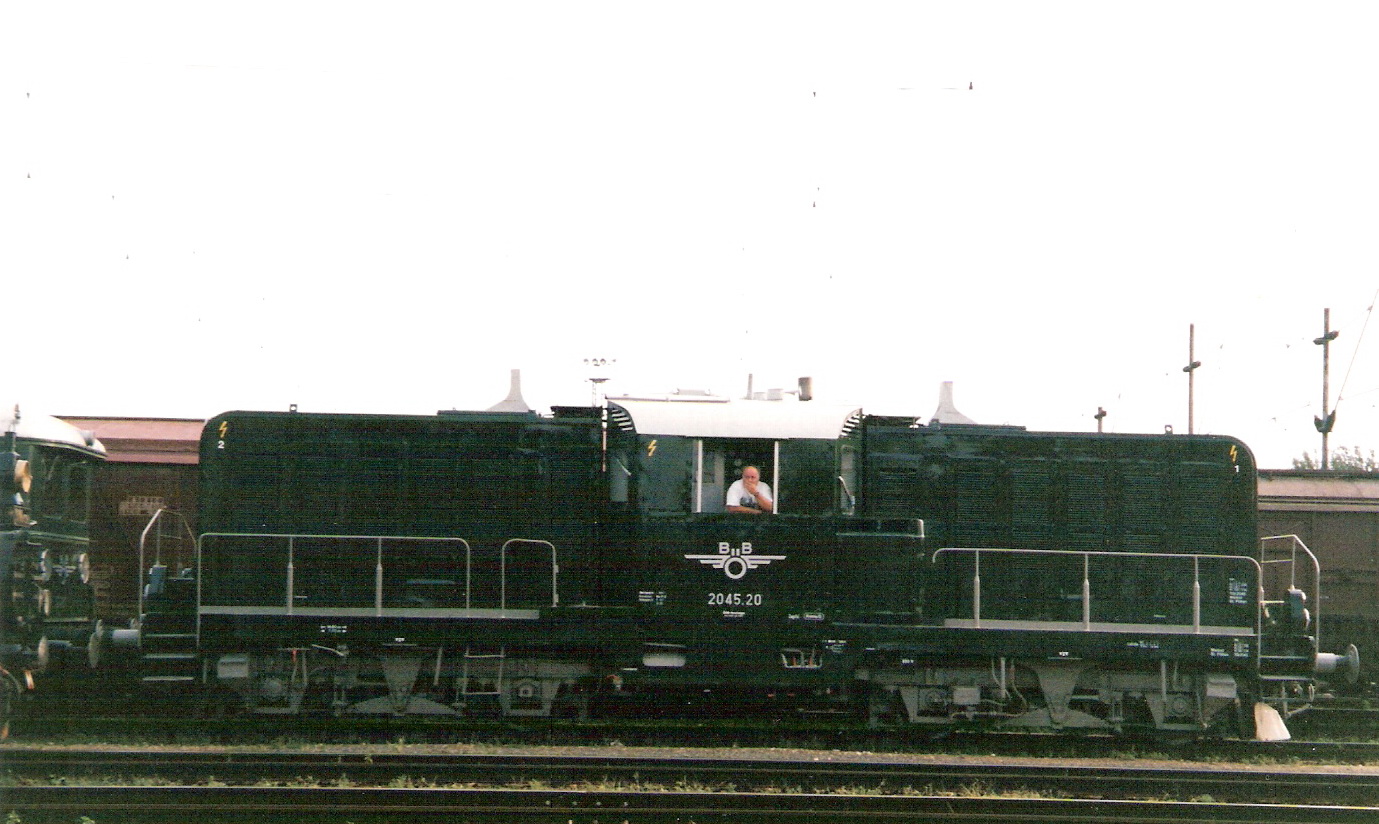  Motorový rušeň 2045.20 OeBB v žst. Bratislava východ. Vľavo časť elektrického rušňa 1072.01 OeBB. Foto: M. Entner, 8.1998. 178 x 125, COLOR 