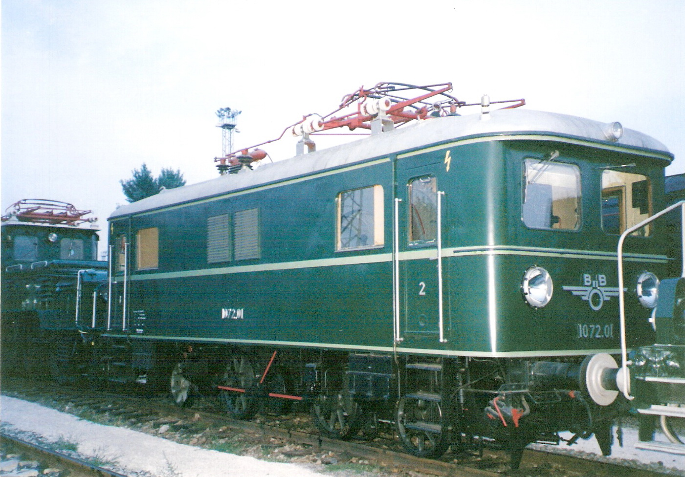  Elektrický rušeň 1072.01 OeBB v starom depe Bratislava východ. Pohľad predobočný. Vľavo krokodíl OeBB, vzadu osvetľovací maják. Foto: M. Entner, 8.1998. 178 x 126, COLOR 