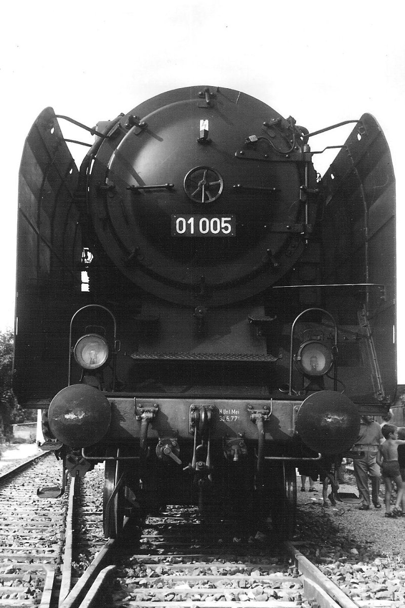  Parný rušeň 01 005 DR v depe Erfurt West. Pohľad zpredu. Foto: Anon., 6.6.1982. 84 x 123 