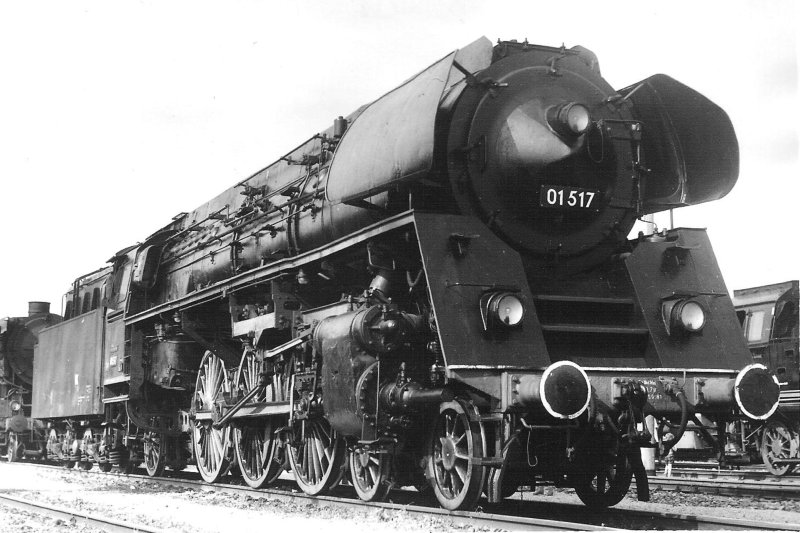  Parný rušeň 01 517 DR v depe Erfurt West. Pohľad zprava zpredu. Vzadu i vpravo ďalšie parné rušne DR. Foto: Anon., 6.6.1982. 123 x 84 