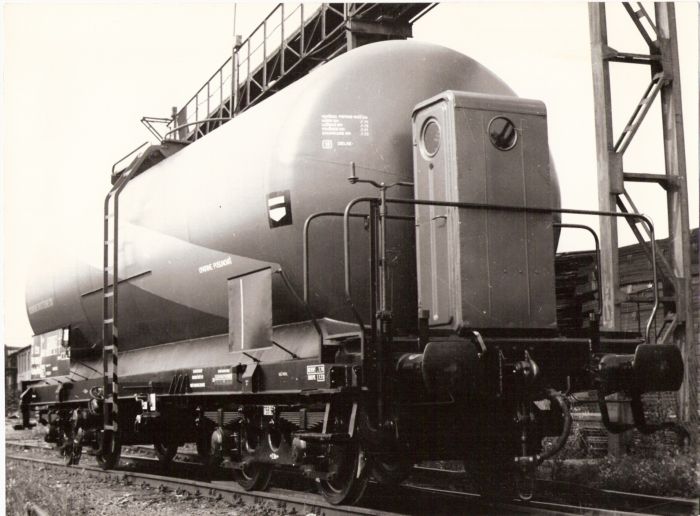  Nákladný štvornápravový kotlový vozeň v Tatravagónke Poprad. Pohľad predobočný. Vzadu žeriavová dráha a sklad plechov. Foto: Anon., cca 1970. 240 x 178 