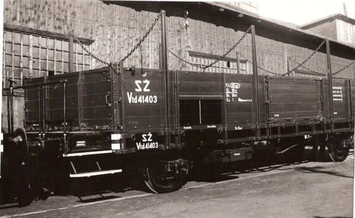  Nákladný dvojnápravový vysokostenný vozeň Vtd SŽ s klanicami v popradskej vagónke. Pohľad predobočný. Vzadu drevená hala. Foto: Anon., cca 1941. 240 x 178 
