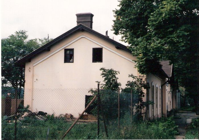  Bernolákovo - výpravná budova. Pohľad na bočné priečelie budovy od Senca. Foto: M. Entner, 15.9.1996. 126 x 89, COLOR 
